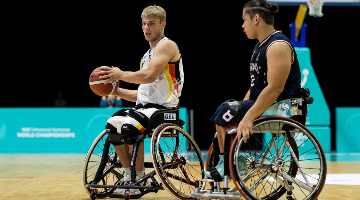 Bei der Rollstuhlbasketball-Weltmeisterschaft behauptet Julian Lammering (links) den Ball im Gruppenspiel zwischen Team Germany und Thailand gegen einen thailändischen Gegenspieler.
