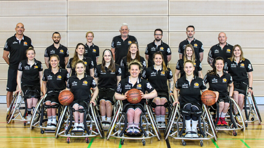 Dieses Bild zeigt die deutsche Rollstuhlbasketball-Nationalmannschaft der Damen vor der Rollstuhlbasketball-WM in Dubai.