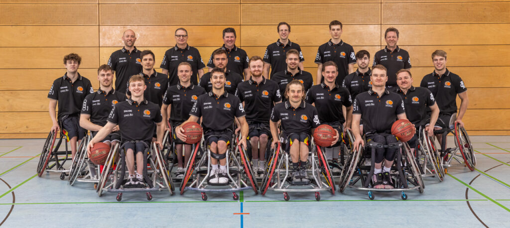 Dieses Bild zeigt die deutsche Rollstuhlbasketball-Nationalmannschaft der Herren vor der Rollstuhlbasketball-WM in Dubai.