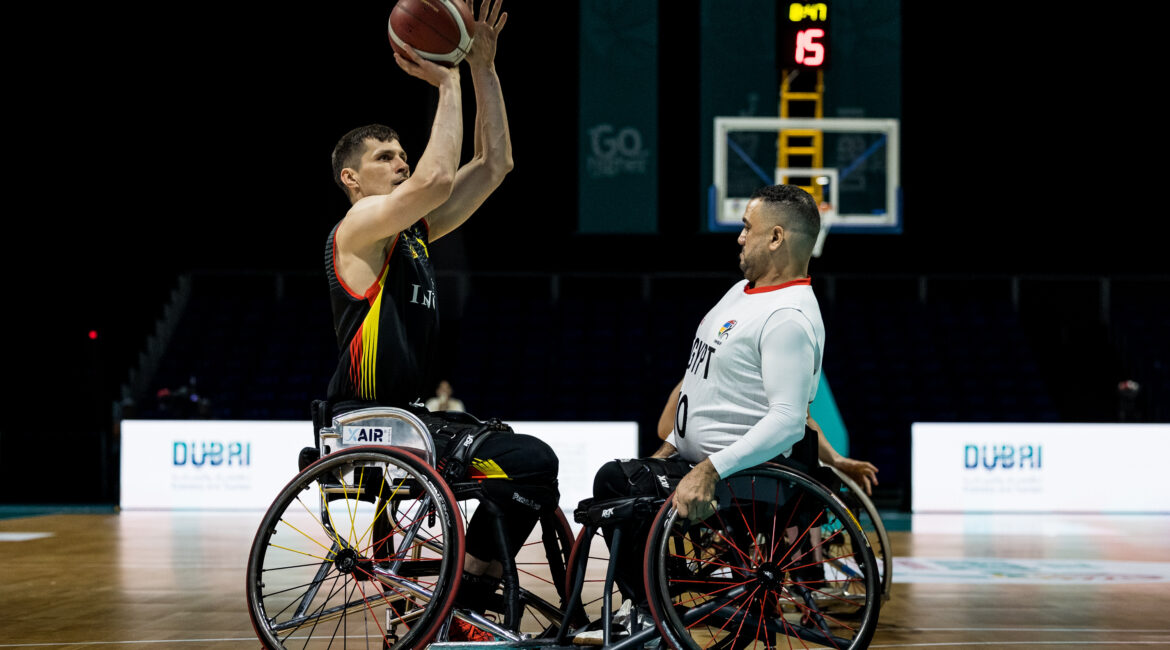 Der deutsche Rollstuhlbasketball-Nationalspieler Aliaksandr Halouski (links) setzt sich im zweiten Gruppenspiel gegen seinen ägyptischen Gegenspieler durch.