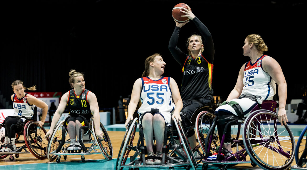 Die deutsche Rollstuhlbasketball-Nationalspielerin Katharina Lang (2. von rechts) nimmt im WM-Gruppenspiel gegen die USA Maß.
