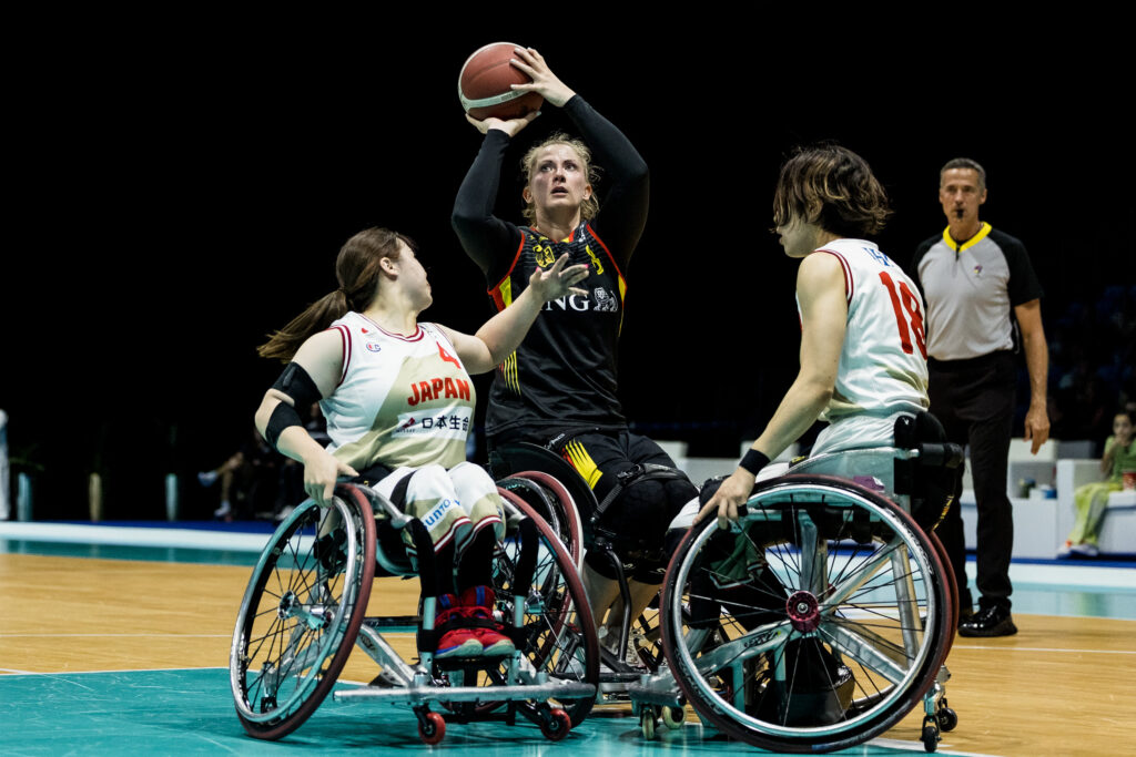 Im letzten WM-Gruppenspiel visiert die deutsche Nationalspielerin Katharina Lang den Korb an. Zwei japanische Gegenspielerinnen können die Centerin nicht stoppen.