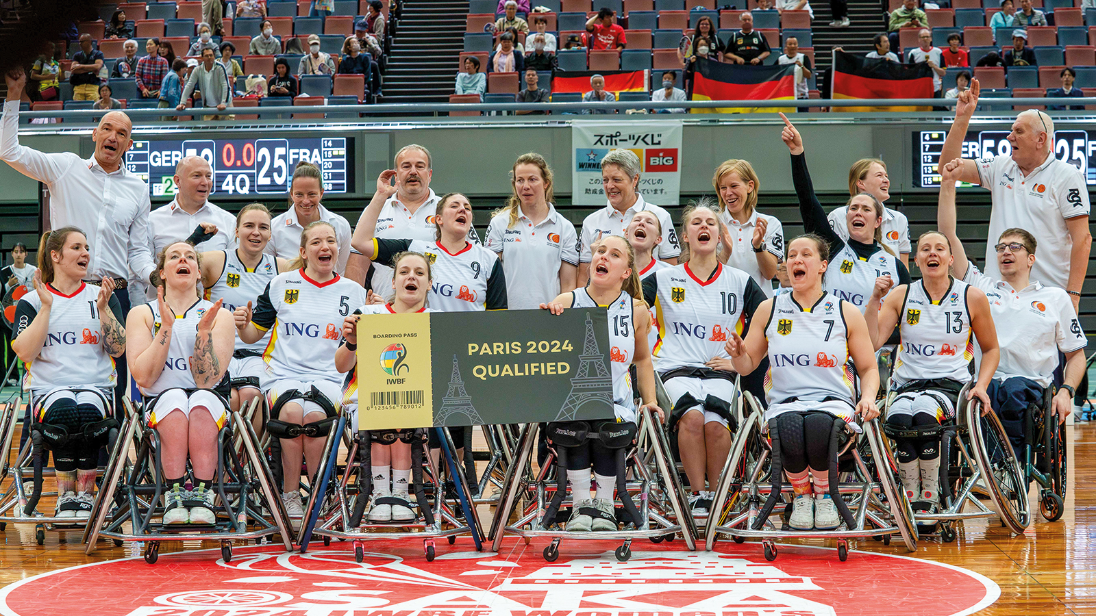 Die deutsche Rollstuhlbasketball-Nationalmannschaft der Damen jubelt über erfolreiche Qualifikation für die Paralympics in Paris.