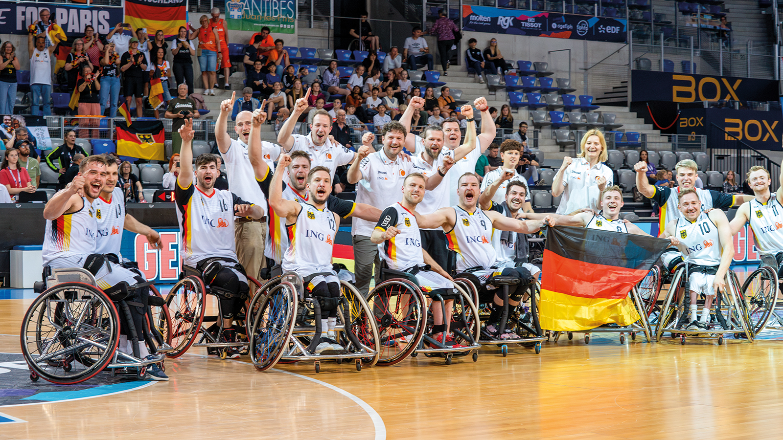 Die deutsche Rollstuhlbasketball-Nationalmannschaft der Herren jubelt über erfolreiche Qualifikation für die Paralympics in Paris.