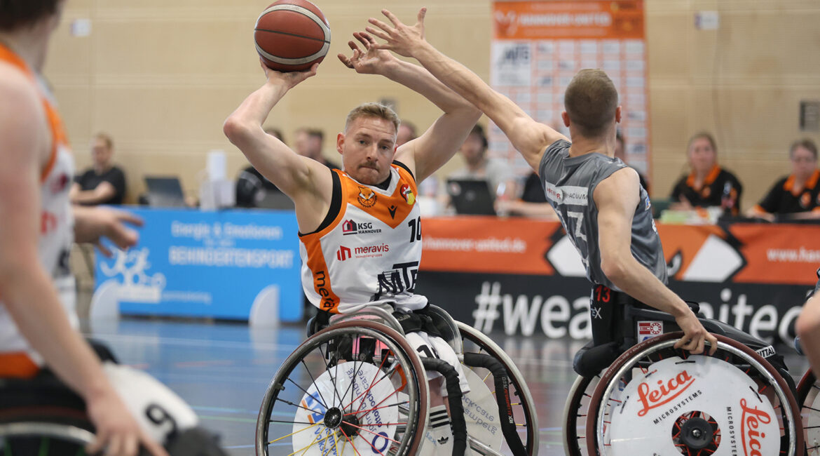 Rollstuhlbasketballer Jan Haller von Hannover United beim Abspiel auf seinen Mitspieler | Foto: FB RBB Archiv