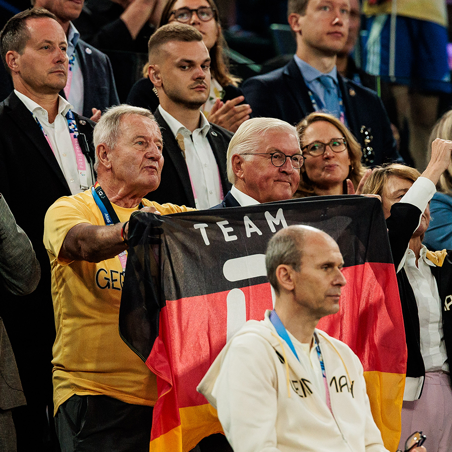 DBS Präsident Friedhelm Julius Beucher und Bundestpräsident Frank-Walter Steinmeier beim Auftaktspiel im Rollstuhlbasketball in Paris