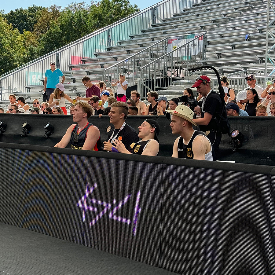 Die deutschen Herren unterstützen als Zuschauer die Damen im kleinen Finale. | Foto: Team Germany