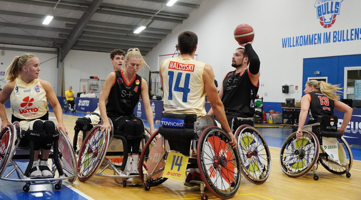 Sebastian Gillsch vom RSV Bayreuth sucht mit Ball in der Hand nach einer Anspielstation | Foto: RSV Bayreuth