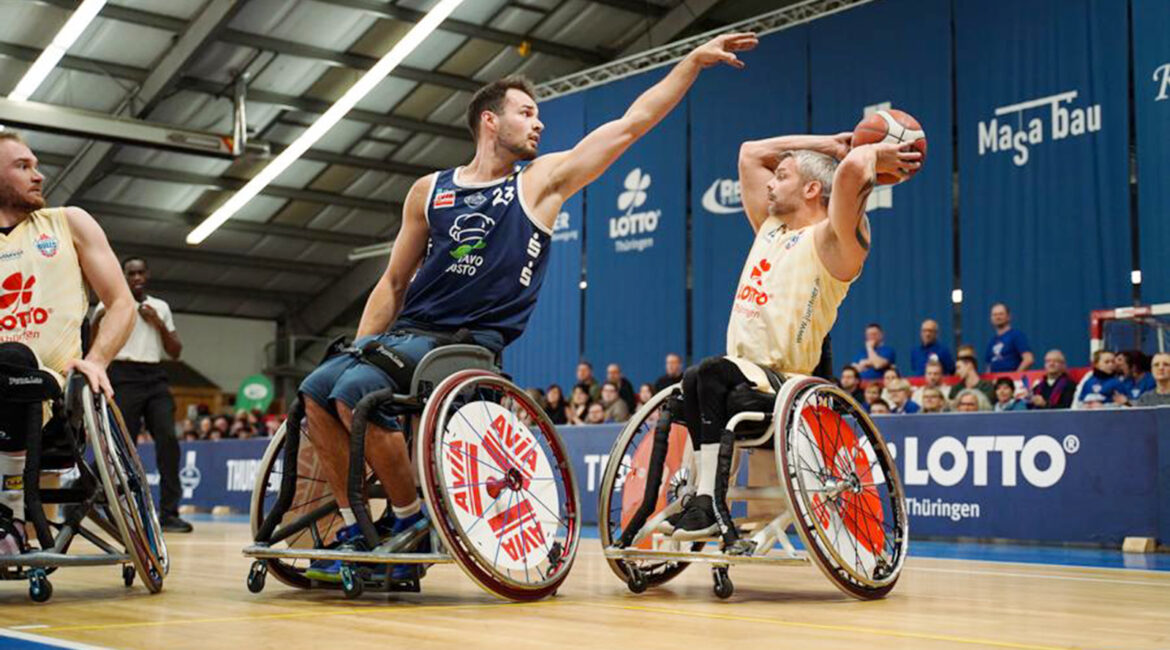 Im Spiele gegen die Thuringis Bulls versucht Sören Müller (Nr. 23) Joakim Linden am Pass zu Hindern. | Foto: Franziska Möller