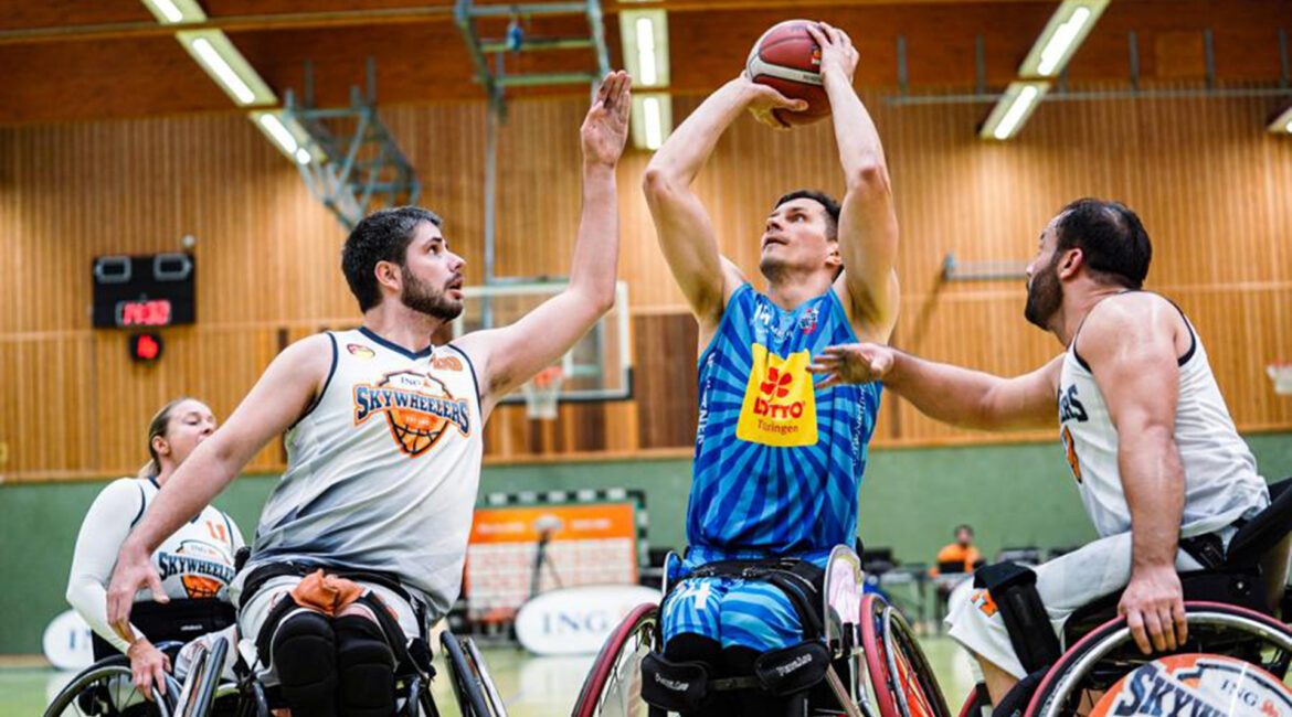 Alex Halouski (Nr. 14) setzt im Pokal-Achtelfinale gegen die ING Skywheelers zum Korbwurf an. | Foto: Franziska Möller