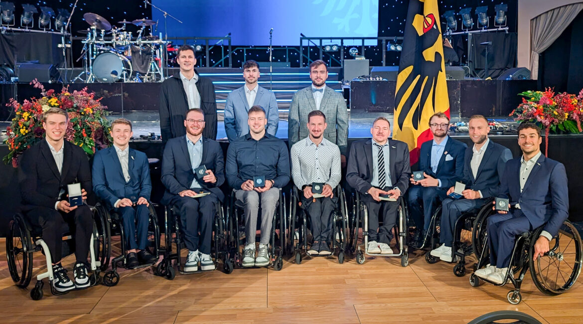 Die deutsche Herren-Nationalmannschaft Rollstuhlbasketball in festlicher Kleidung bei der Verleihung des Silbernen Lorbeerblattes in Berlin. | Foto: Lucas Glossner