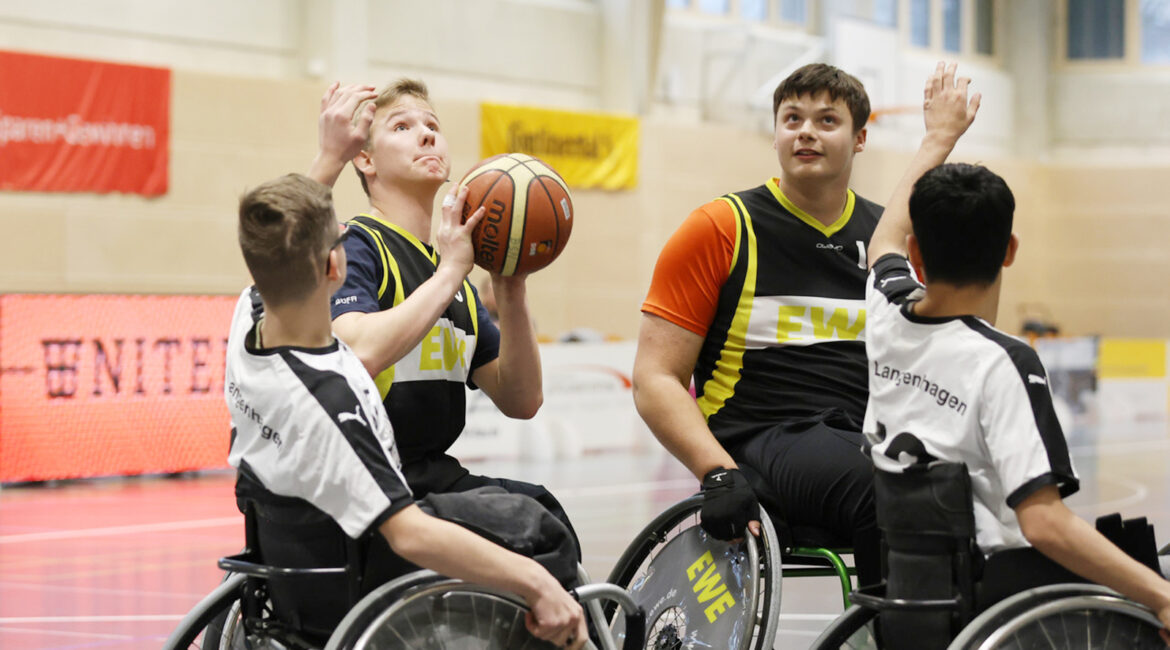 Szene aus dem Spiel RSC Osnabrück gegen Langenhagen beim 6. Heiner-Rust-Masters im Rollstuhlbasketball. | Foto: Nathalie Bonacker