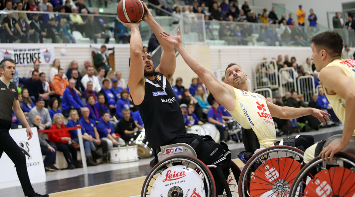 Im Spitzenspiel RSV Lahn-Dill gegen die Thuringia Bulls Matthias Güntner (#9 ) setzt sich gegen Joachim Linden (#15) durch. | Foto: Armin Diekmann