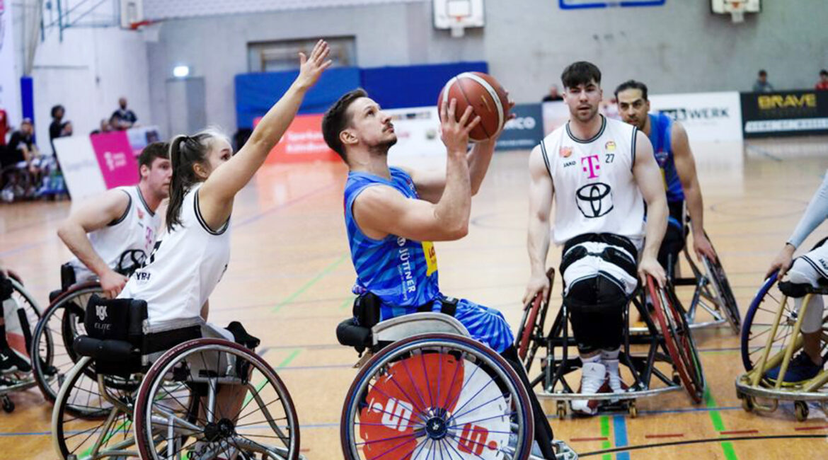 Jens Albrecht (m.) vom Tabellenführer Thuringia Bulls setzt sich Spiel gegen die Köln 99ers unter dem Korb durch. | Foto: Franziska Müller