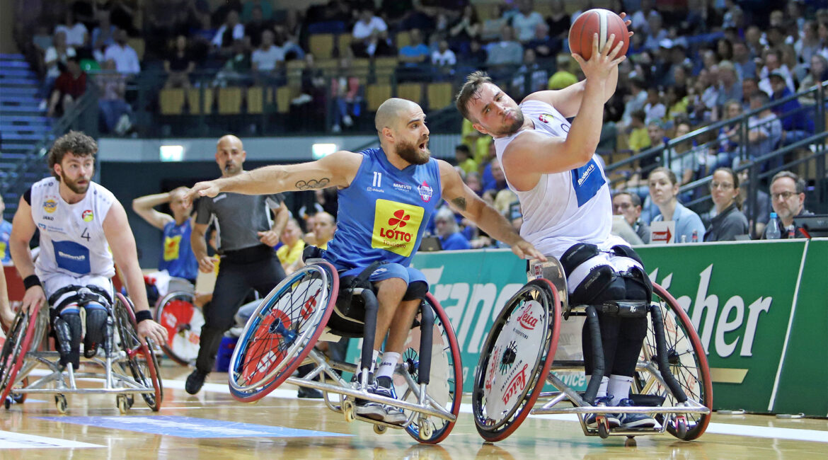 Packendes Duell zwischen Jordi Ruiz (#11) und Matthias Güntner (#9). | Foto: Armin Diekmann