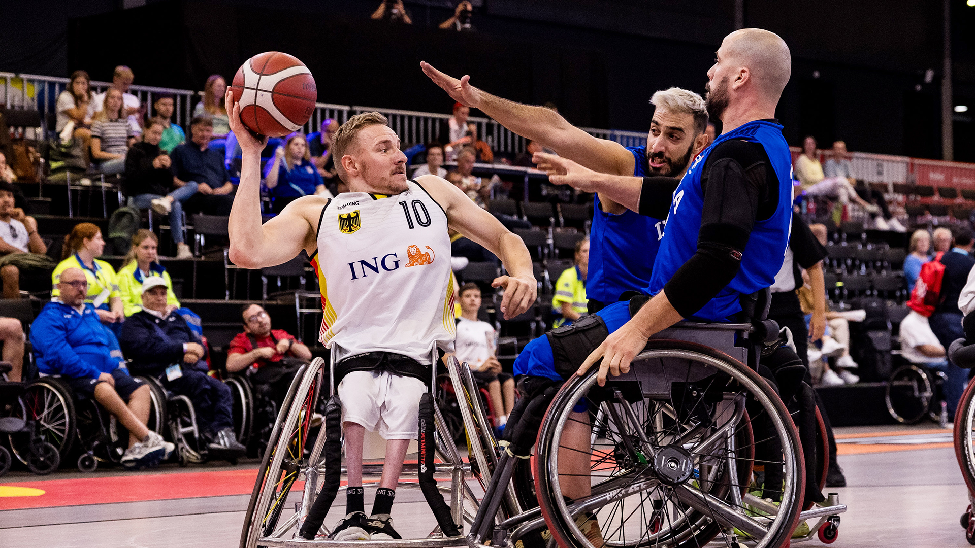 Jan Haller (Nr. 10) im Spiel gegen Italien bei den European Championships 2023 in Rotterdam | Foto: Steffie Wunderl