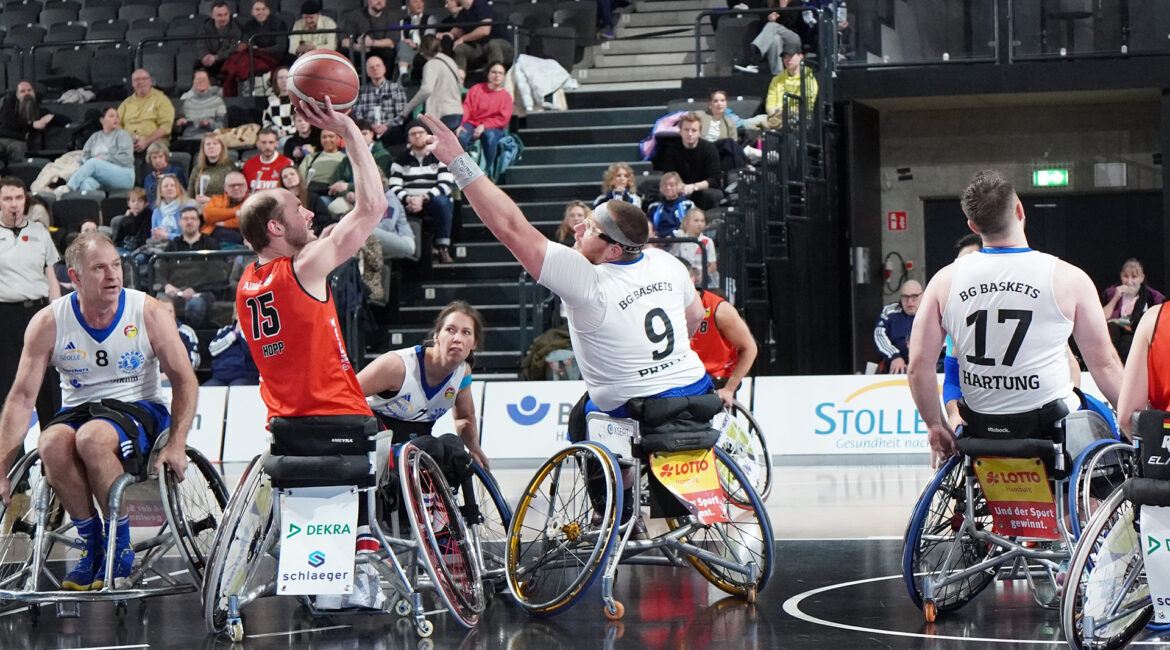 Andre Hopp vom RSV Bayreuth (mit Ball) visiert den gegnerischen Korb an im Spiel gegen die BG Baskets Hamburg. | Foto: RSV Bayreuth