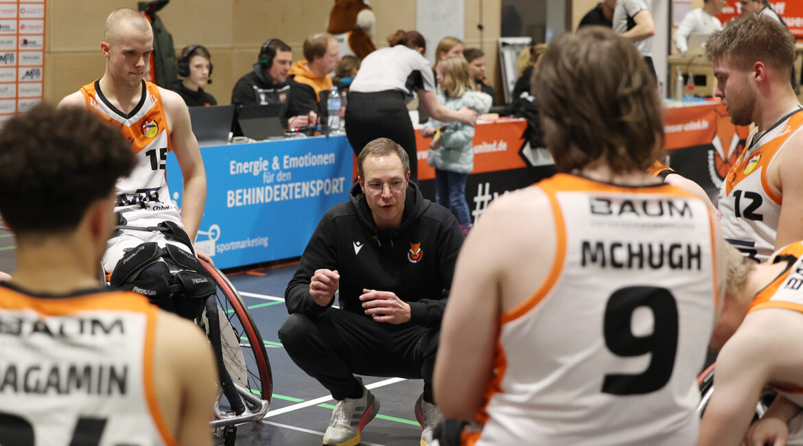 Füchse-Trainer Martin Kluck bei einer Auszeit mit seinem Team. | Foto: Nathalie Bonacker