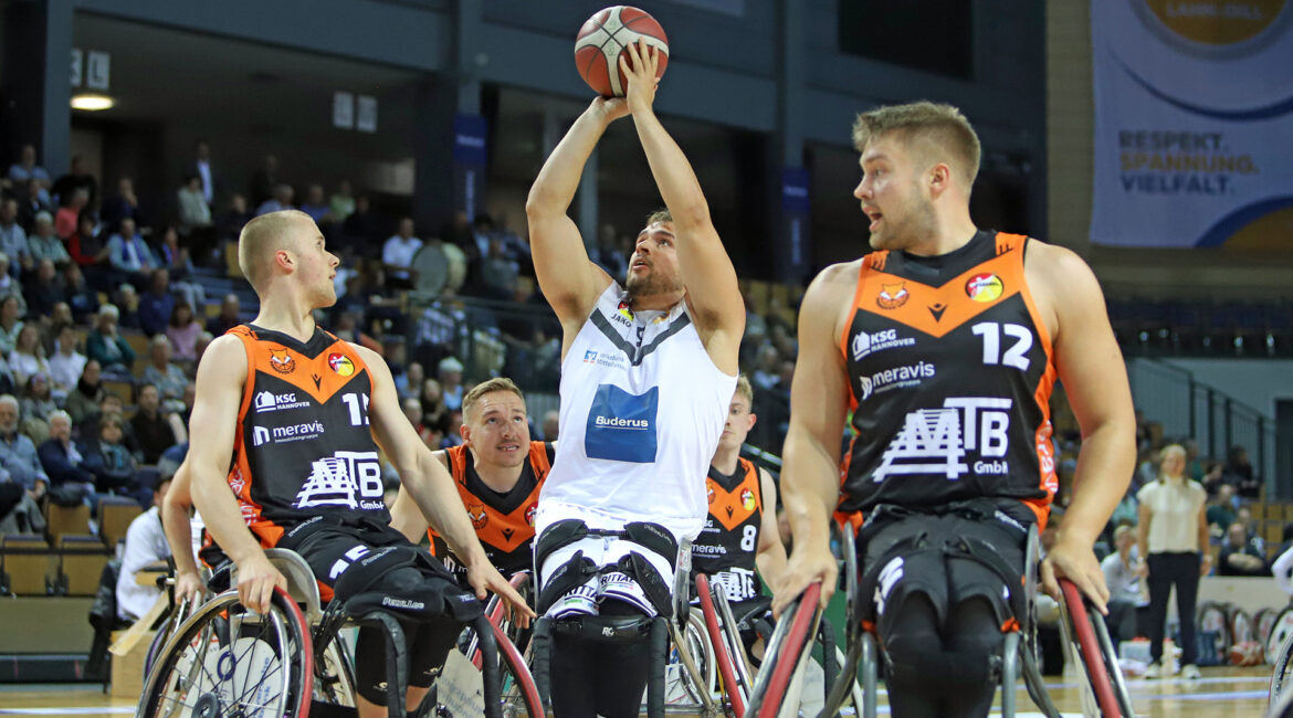 Mit Platz ist er nicht zu stoppen, Matthias Güntner (#9), Links Jakob Krömer (#15) und Alexander Budde (#15) im Spiel RSV Lahn-Dill gegen Hannover United. | Foto: Armin Diekmann