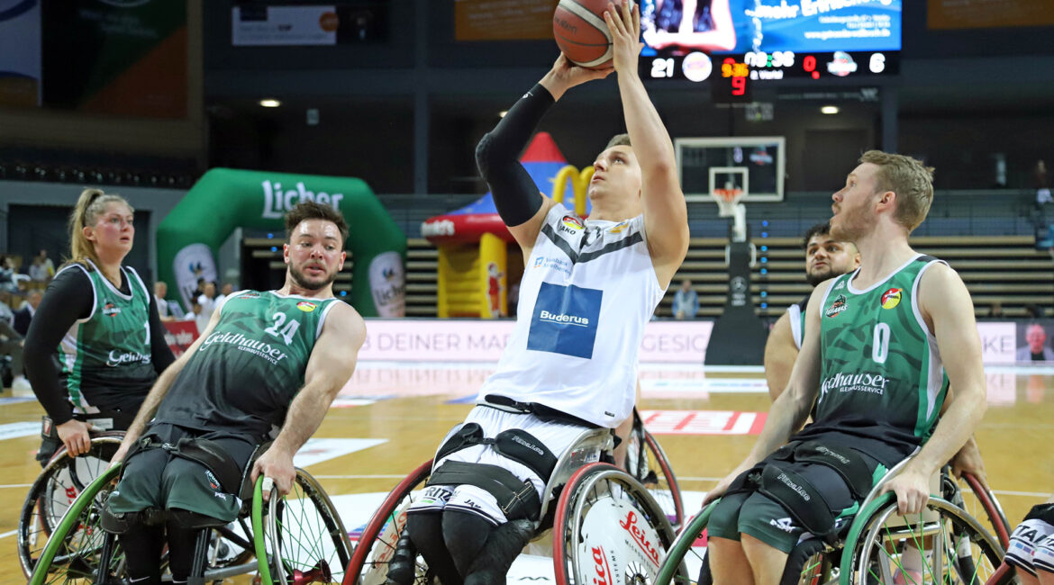 Marek Wesołowski (#10) findet in der Partie RSV Lahn-Dill gegen die München Iguanas die Lücke zwischen Josef Wernberger (#24) und Gabriel Robl (#0). | Foto: Armin Dieckmann