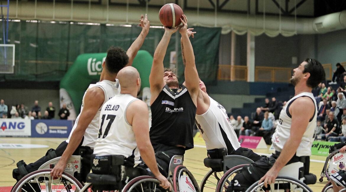 RSV-Spieler Matthias Güntner (m.) zeigt im abschließenden Duell gegen das Team Hornets Le Cannet noch einmal unbedingten Siegeswillen. | Foto: Armin Diekmann