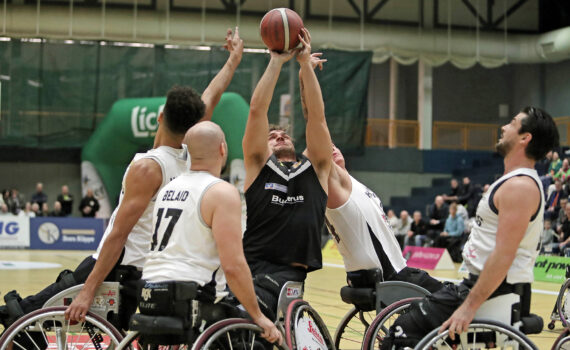 RSV-Spieler Matthias Güntner (m.) zeigt im abschließenden Duell gegen das Team Hornets Le Cannet noch einmal unbedingten Siegeswillen. | Foto: Armin Diekmann