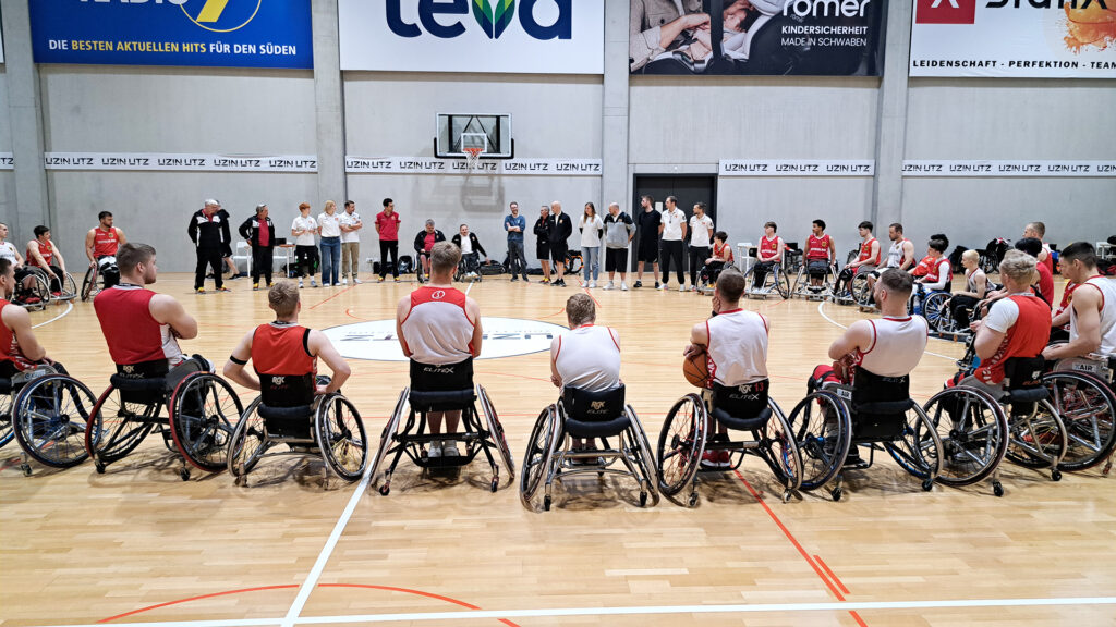 Die Herren-Auswahlteams im großen Kreis in der Halle am Orange Campus Ulm. | Foto: Henrik Jeske