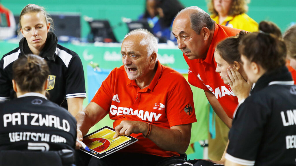 Josef Jaglowski (h.r.) gewann als Co-Trainer von Holger Glicnicki mit der deutschen Damen-Nationalmannschaft Gold und Silber bei Paralympics in London 2012 und Rio 2026. | Foto: Binh Truong/DBS