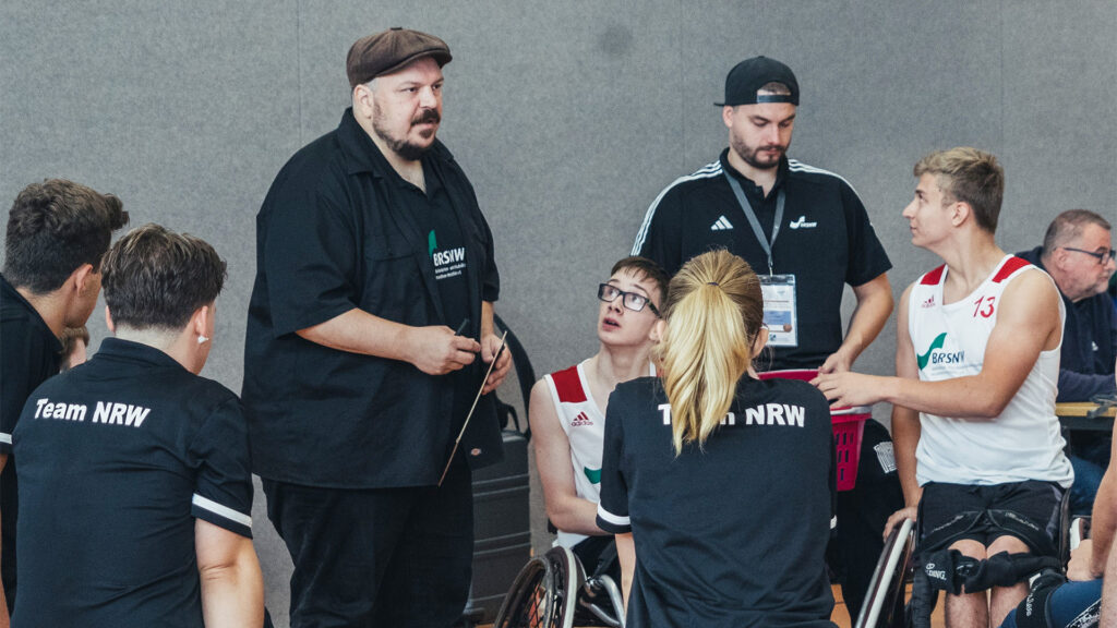 NRW-Trainer Marcel Fedde (l.) mit seinem Team bei der DMJ in Berlin 2024. | Foto: Archiv FB RBB