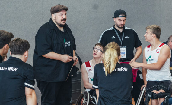 NRW-Trainer Marcel Fedde (l.) mit seinem Team bei der DMJ in Berlin 2024. | Foto: Archiv FB RBB
