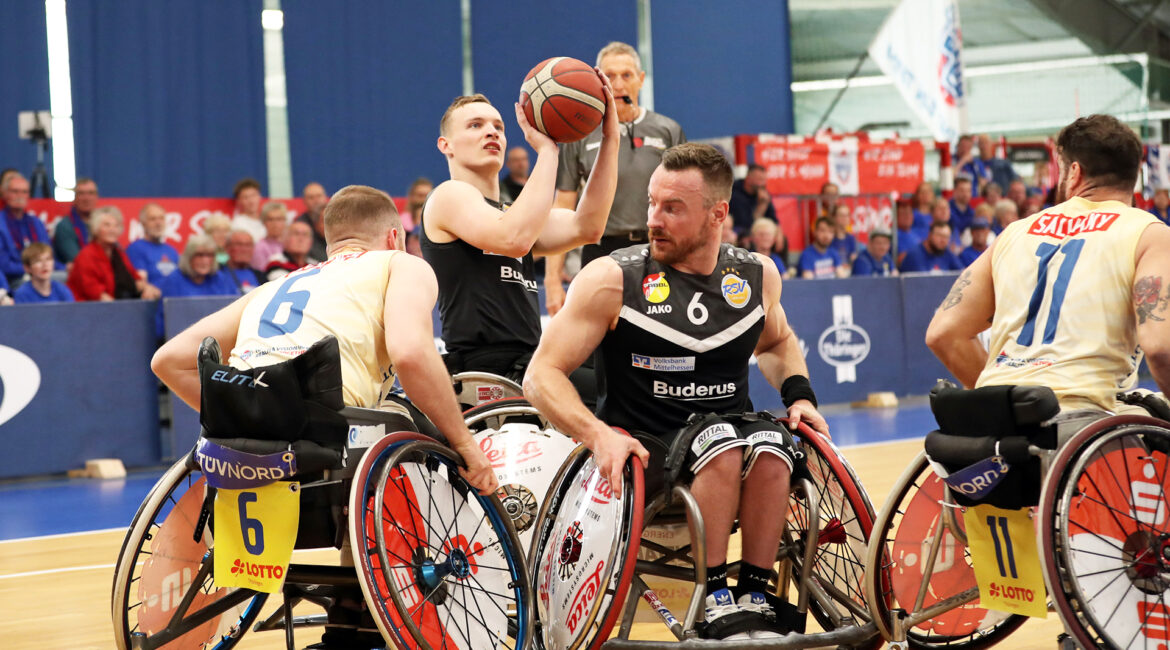 RSV-Spieler Quinten Zantinge versucht es im zweiten Playoff-Spiel gegen die Thuringia Bulls aus der Distanz. | Foto: Armin Diekmann