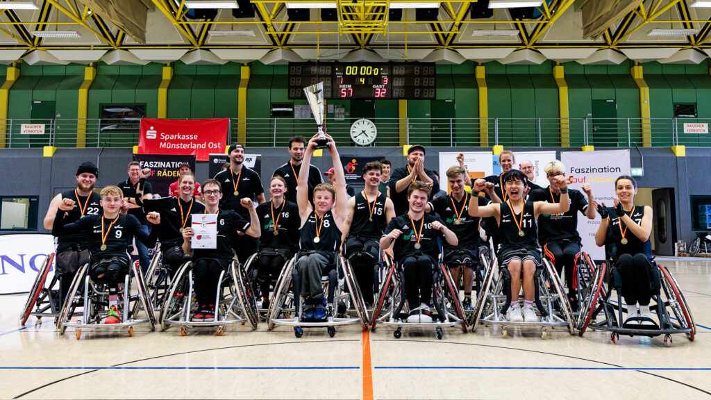 Deutscher Meister der Junioren: Team NRW mit dem Siegerpokal. | Foto: Steffie Wunderl