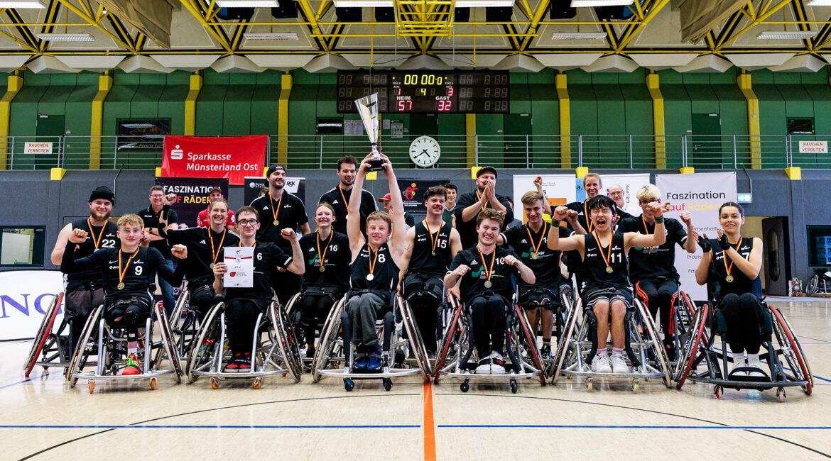 Deutscher Meister der Junioren: Team NRW mit dem Siegerpokal. | Foto: Steffie Wunderl