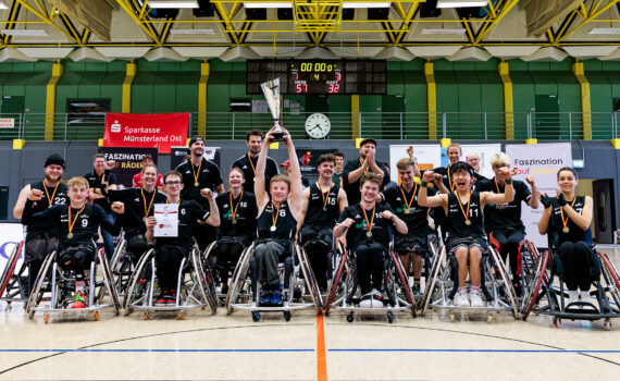 Deutscher Meister der Junioren: Team NRW mit dem Siegerpokal. | Foto: Steffie Wunderl