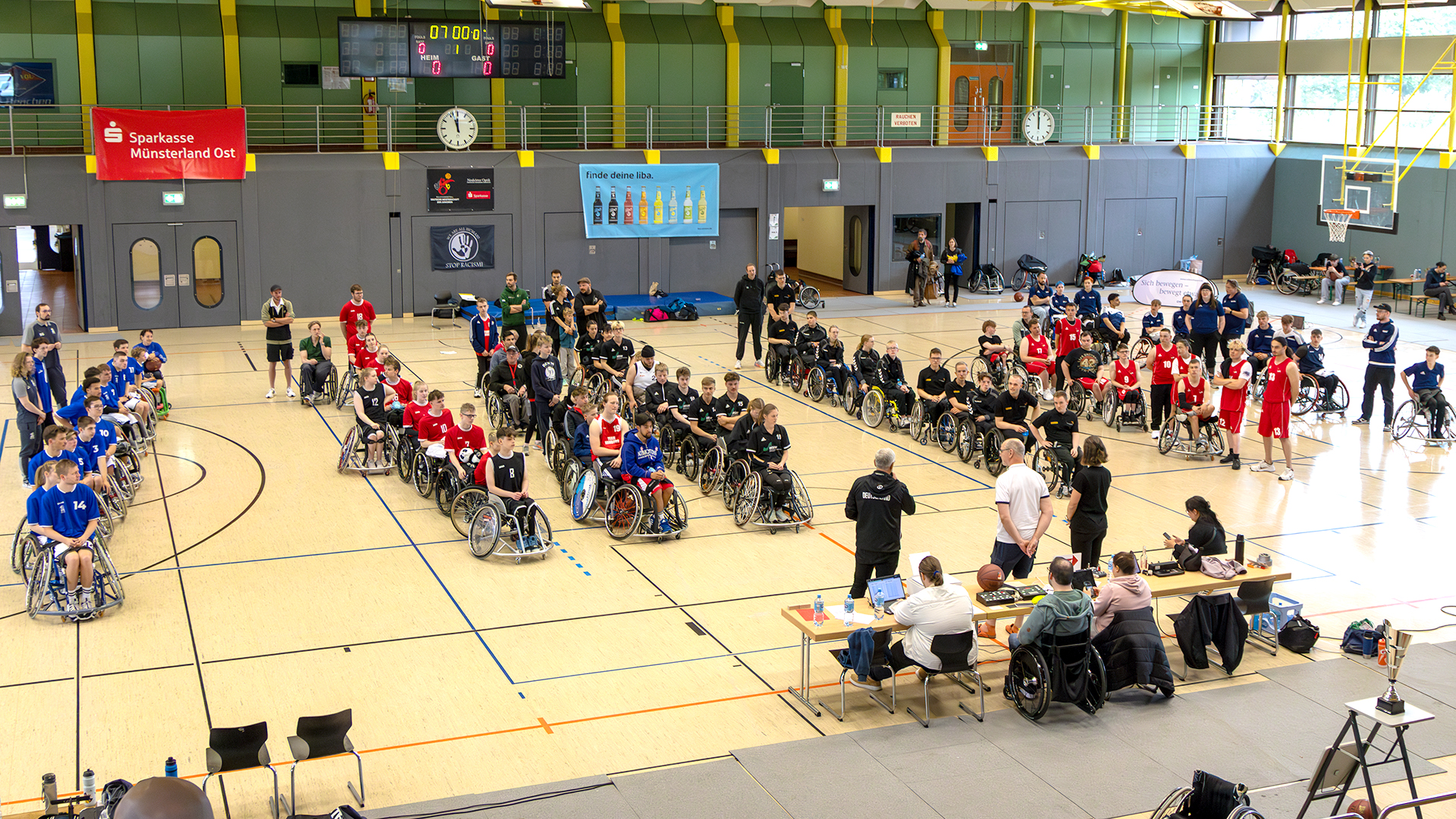 Blick in die Sporthalle A der Bundeswehr Sportschule in Warendorf mit den Teams der DMJ. | Foto: Gregor Pleßmann