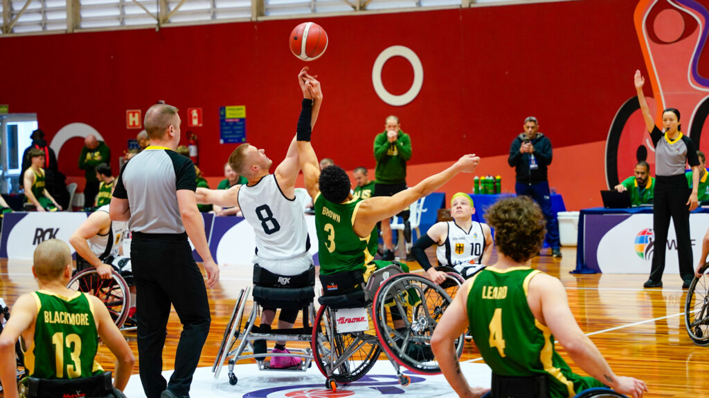 Tippoff zum Auftaktspiel der deutschen Junioren gegen Australien bei U23 WM in Sao Paulo. | Foto: Andreas Hohl