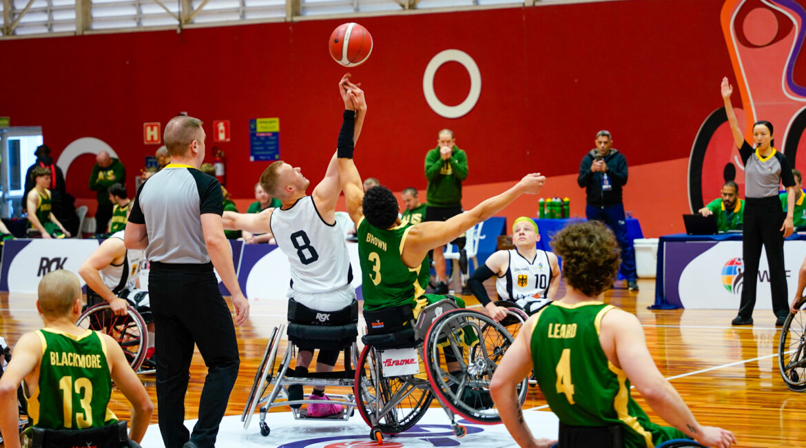 Tippoff zum Auftaktspiel der deutschen Junioren gegen Australien bei U23 WM in Sao Paulo. | Foto: Andreas Hohl