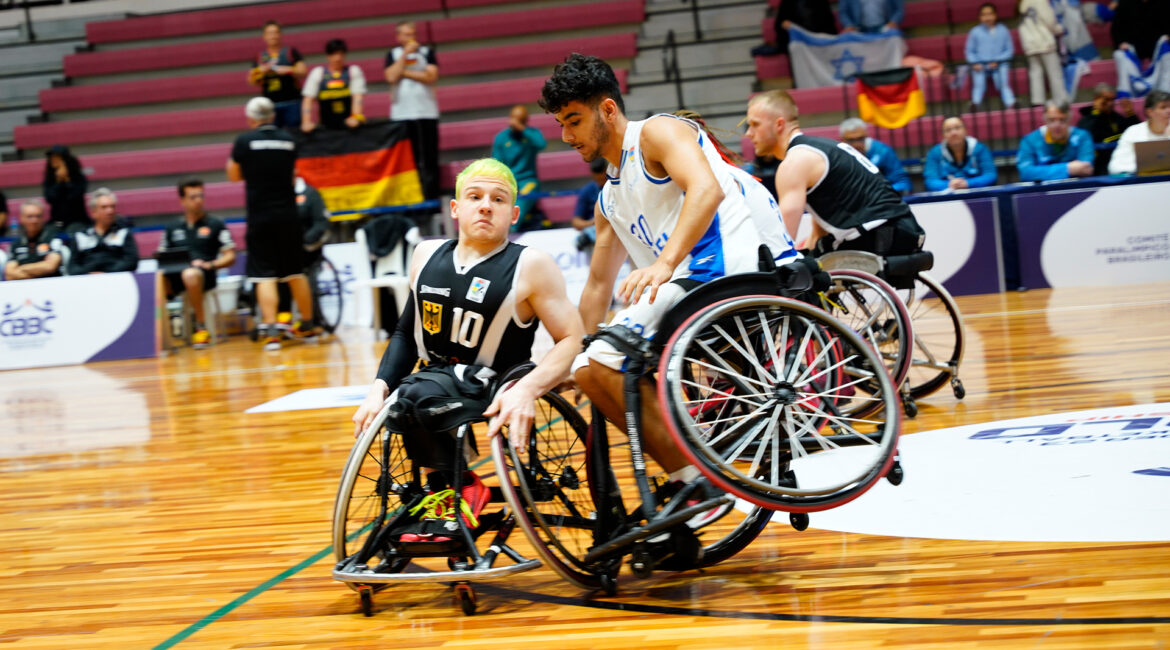U23-Kapitän Sören Seebold stoppt seinen Gegner im Spiel gegen Israel. | Foto: Andreas Hohl