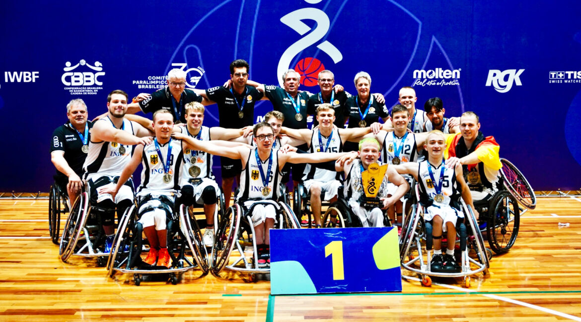 So sehen Weltmeister aus: Die U23-Nationalmannschaft gewinnt als erstes europäisches Team zum zweiten Mal WM-Gold. | Foto: Andreas Hohl