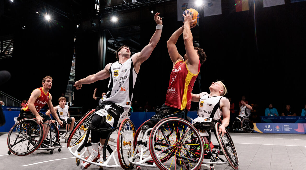Thomas Reier (l.) verteidigt gegen den spanischen Angreifer. | Foto: FISU Rhine-Ruhr 2025/Steffie Wunderl