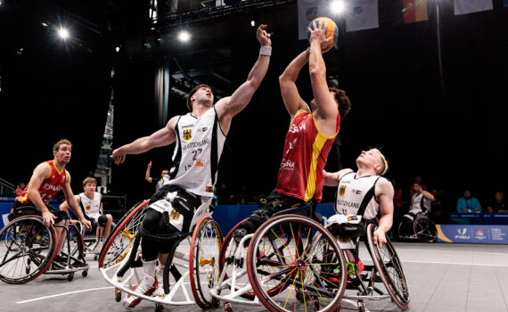 Thomas Reier (l.) verteidigt gegen den spanischen Angreifer. | Foto: FISU Rhine-Ruhr 2025/Steffie Wunderl