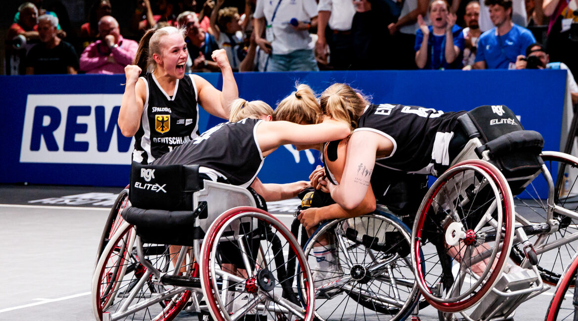 Die deutschen Rollstuhlbasketballerinnen jubeln über ihre Goldmedaille bei den FISU World University Games. | Foto: © Rhine-Ruhr 2025/Steffie Wunderl