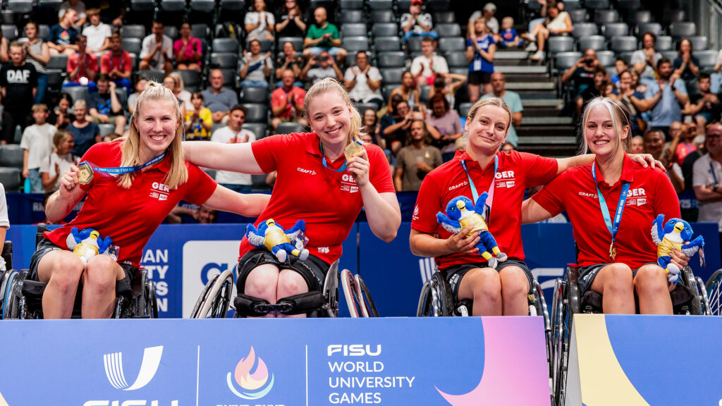 Die deutschen Damen mit ihren Goldmedaillen im 3x3 Rollstuhlbasketball der FISU World University Games 2025. | Foto: ©Rhine-Ruhr/Steffi Wunderl