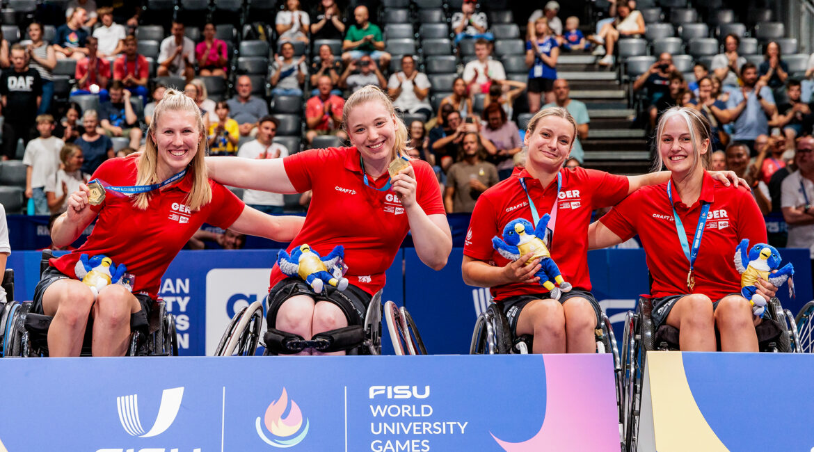 Die deutschen Damen mit ihren Goldmedaillen im 3x3 Rollstuhlbasketball der FISU World University Games 2025. | Foto: ©Rhine-Ruhr/Steffi Wunderl