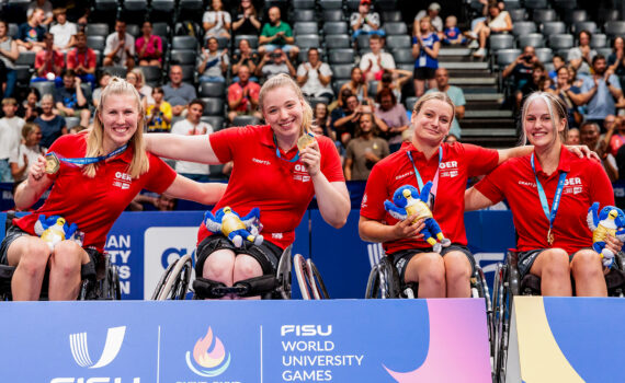 Die deutschen Damen mit ihren Goldmedaillen im 3x3 Rollstuhlbasketball der FISU World University Games 2025. | Foto: ©Rhine-Ruhr/Steffi Wunderl