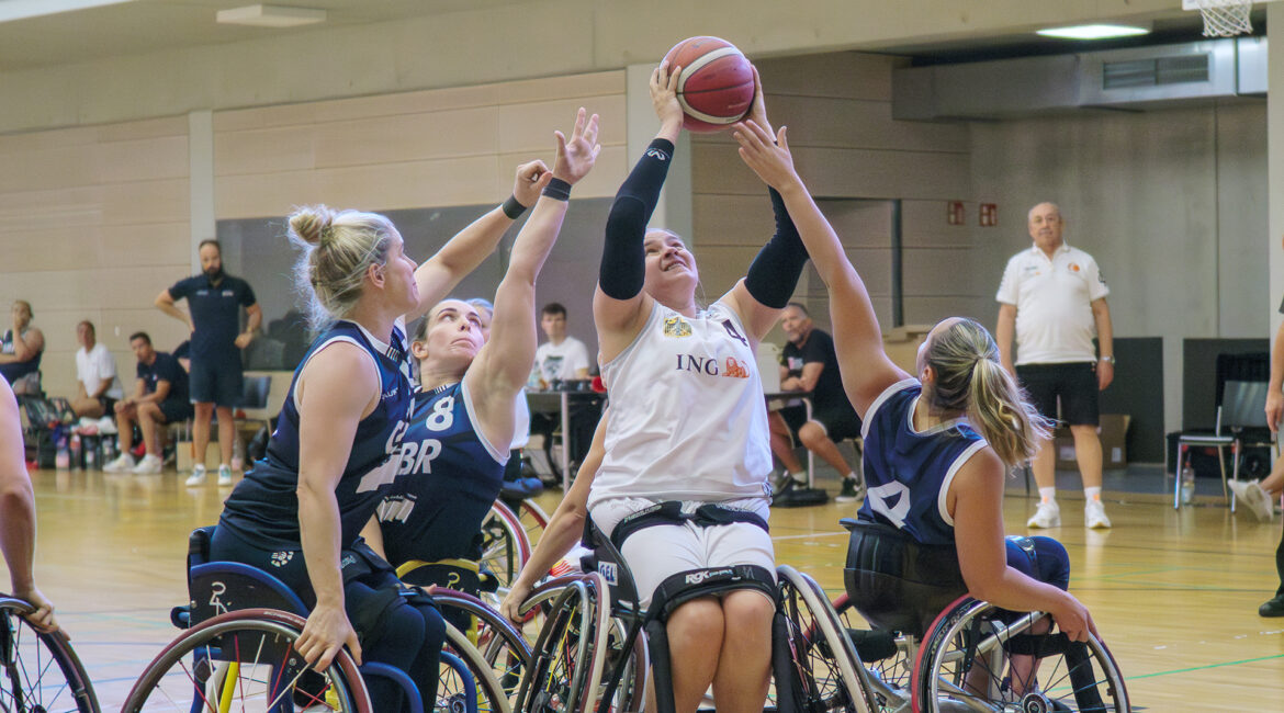 Mareike Miller versucht setzt sich im Testspiel gegen Großbritannien gleich gegen drei Gegenspielerinnen durch. | Foto: Matthias Born
