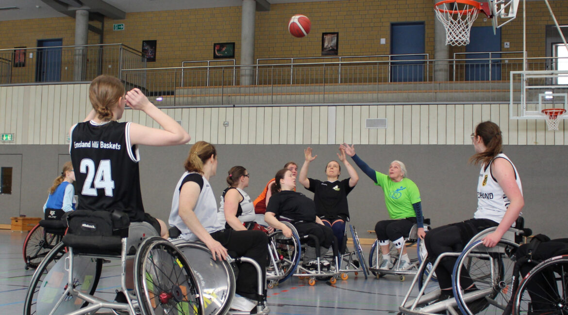 Mädchen und Frauen beim Rollstuhlbasketball-Training. | Foto: BSN
