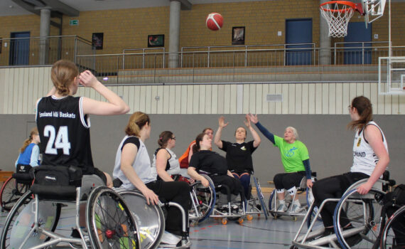 Mädchen und Frauen beim Rollstuhlbasketball-Training. | Foto: BSN