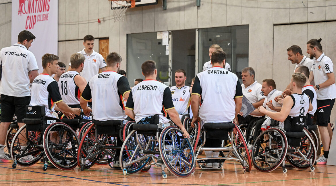 Die dutesche Rollstuhlbasketball-Nationalmannschaft der Herren bei einer Auszeit während des NCC. | Foto: Gero Müller-Laschet