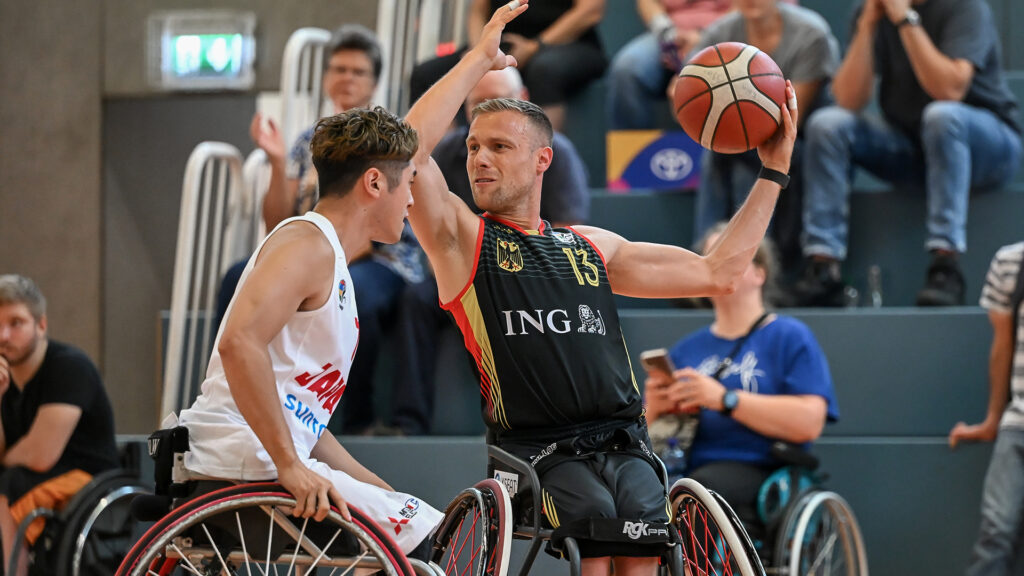 Thomas Böhme mit Ball beim Nations Cup Cologne im Spiel gegen Japan. | Foto: Gero Müller-Laschet